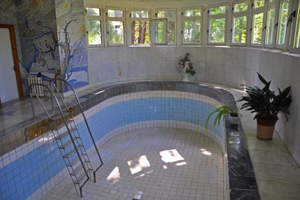 Bathing pool